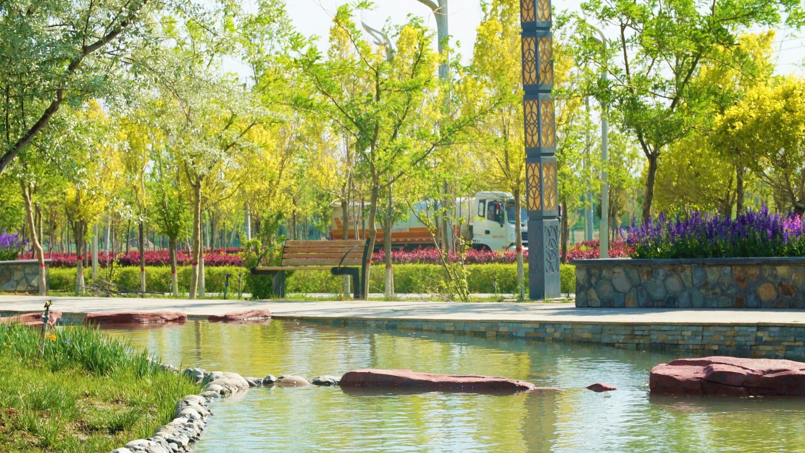 新疆维泰开发建设（集团）股份有限公司承建的“艾丁湖路带状公园建设项目水系