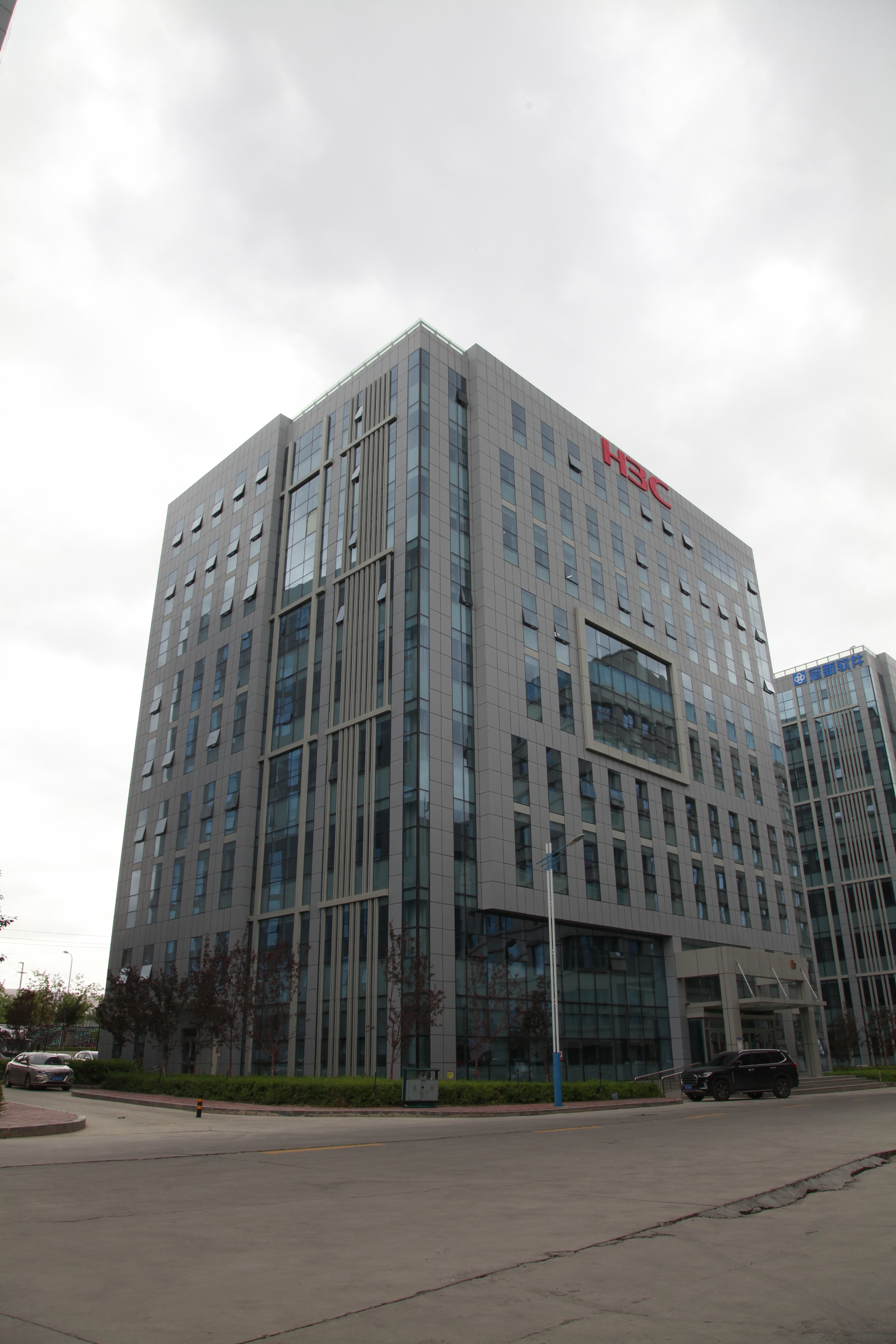 新疆维泰开发建设（集团）股份有限公司承建“新疆软件园建设中大型企业办公楼项目E2办公楼”实景图