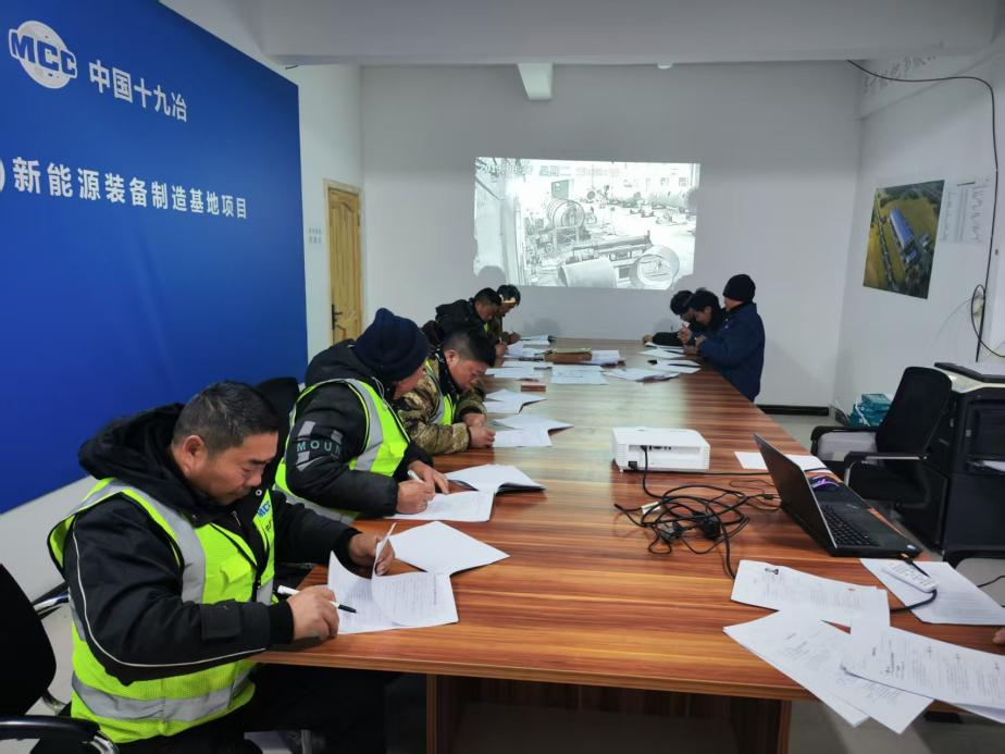 对入场人员进行三级安全教育、签入场作业人员告知书和管理制度、施工技术交底和安全技术交底