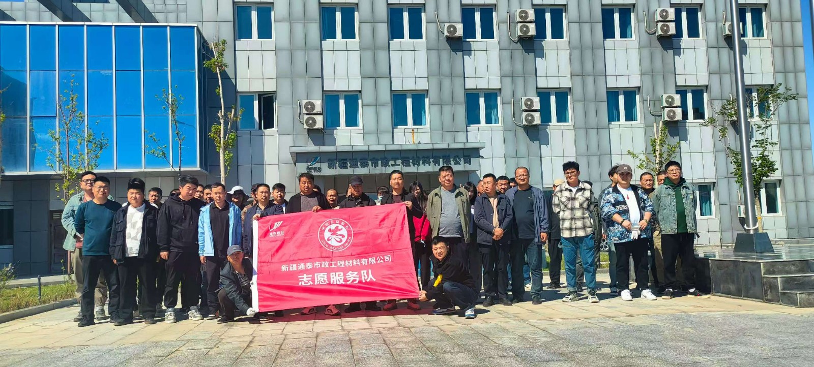 全力开展环境卫生整治 共建绿色美好家园.jpg