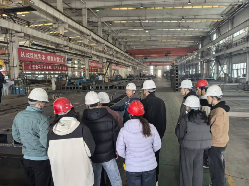 实习生下车间参观.png 实习生下车间参观.png