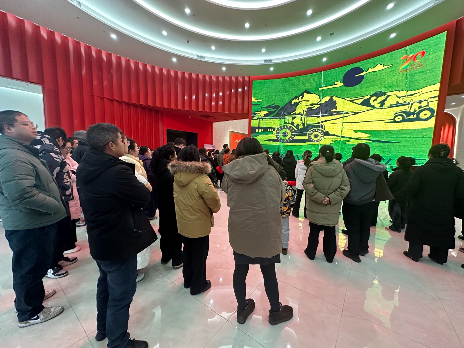 参观70周年展.jpg 参观70周年展.jpg